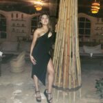 Naira Shah Instagram - Black defines me baby!! In and out😉 #sexy#blackslit#Augustfeels#partyvacay#goa#2k22#black#friends#nairashah🌟 Goa