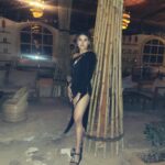 Naira Shah Instagram - Black defines me baby!! In and out😉 #sexy#blackslit#Augustfeels#partyvacay#goa#2k22#black#friends#nairashah🌟 Goa