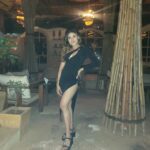 Naira Shah Instagram - Black defines me baby!! In and out😉 #sexy#blackslit#Augustfeels#partyvacay#goa#2k22#black#friends#nairashah🌟 Goa