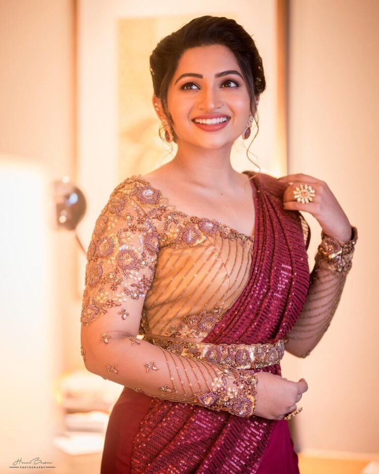 Nakshathra Nagesh Instagram - It felt amazing to be back on stage to host #avalawards ❤️ Outfit @studio149 Hair @mani_stylist_ Photography @haran_official_ Jewellery @new_ideas_fashions
