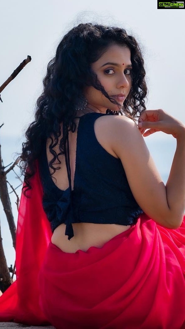 Namita Krishnamurthy Instagram - Day at the beach with @pariaarclicks ❤️ Last one I promise 😅 MUA and styling: @shree_bhuvana_mua #reels #reelitfeelit #chennaiblogger #namitakrishnamurthy #aesthetic #sareelovers #curlyhair