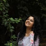 Namita Krishnamurthy Instagram - Purple haze. 💜 Outfit: @studio_l_by_lini 📸: @sat_narain #curls #morningvibes #bythebeach