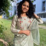 Namita Krishnamurthy Instagram – Feeling a little like a queen. 🤍

Thank you for the gorgeous earrings @varujaysboutique and @varujay_official – finally got a chance to wear these!

📸 @nithin.ram

#salwarsuit #designerwear #ethnicwear #festivewear #curlyhair #namitakrishnamurthy #curlygirl