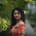 Namita Krishnamurthy Instagram - 🌼🌻🌸 📸 @madras_ponnu #namitakrishnamurthy #summervibes #curlyhair