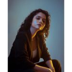 Namita Krishnamurthy Instagram – You talkin’ to me?

Photography: @suraj_desur_photography
Stylist: @devikaspradip
MUA: @ayshwarya_raj 

#saturdaynightfever #retrovibes
#portrait #curlygirl