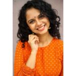 Namita Krishnamurthy Instagram – Like a storm in the desert. ☀️

MUA: @makeoverbynandha
Photographer: @v13photography_
Outfit: @izhaiindia 
Earrings: @voylla 

#curlyhair #portrait #photoshoot #indianclothing #indiangirl #ethnicwear #earringsoftheday #headshot