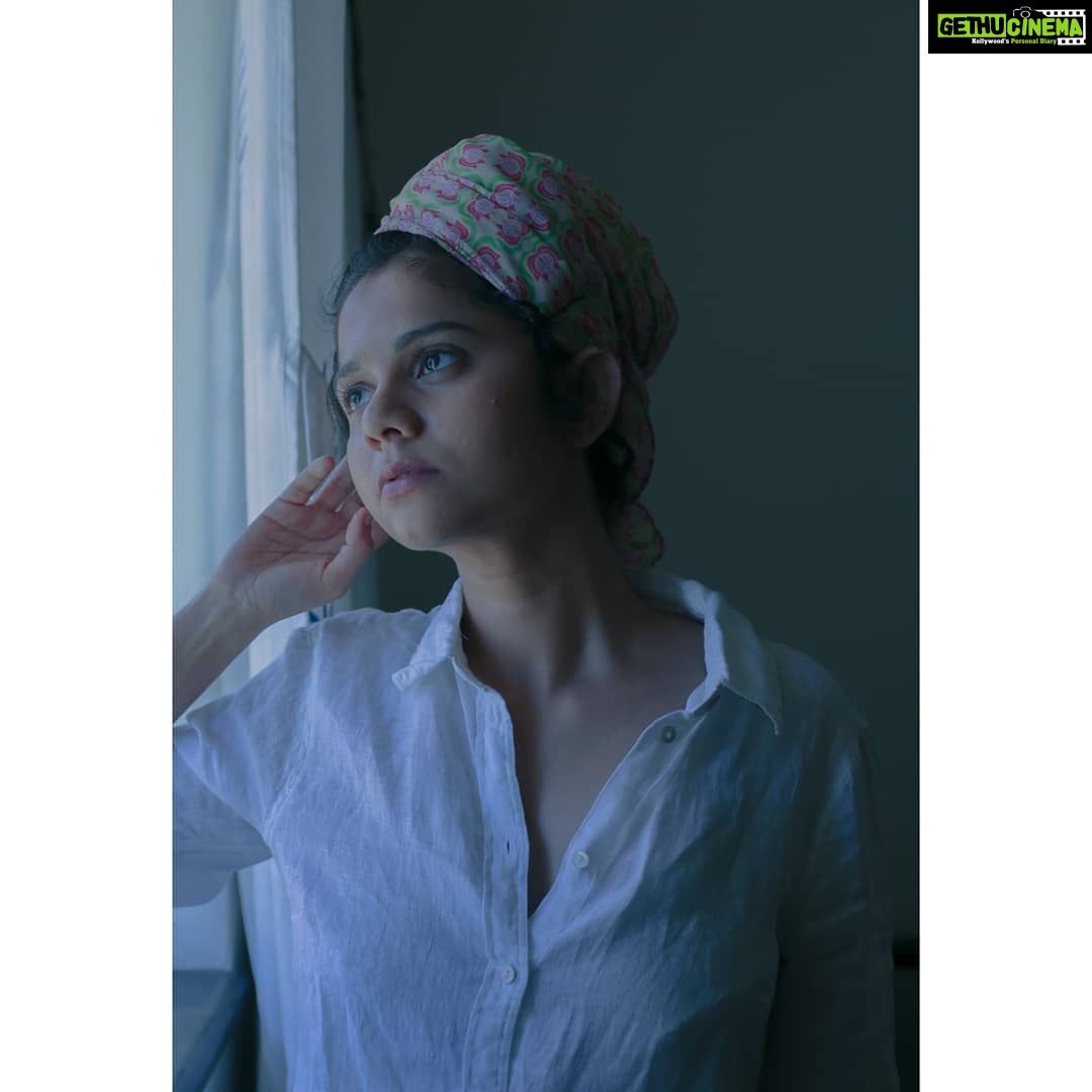 Namita Krishnamurthy Instagram - Thanks to @namianand for giving me the confidence to wear a headscarf without totally feeling like Harbhajan Singh. @kanmaniphotography 🍁 #aesthetic #headscarf #moodygrams #portrait #vibe #muse #actor #feelingblue #tones Chennai, India