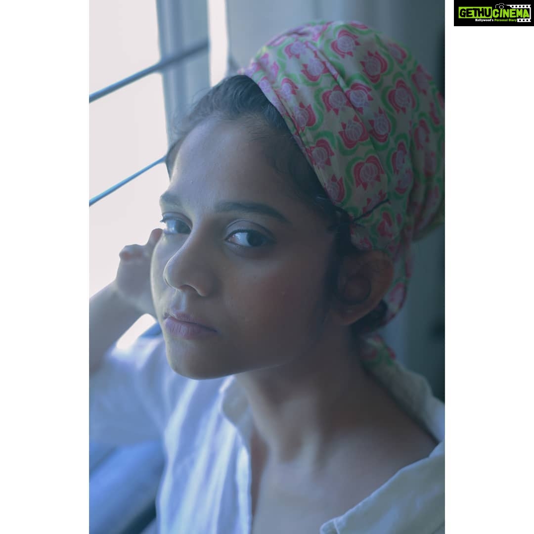 Namita Krishnamurthy Instagram - she was fire and ice and pebbles and stuff basically very cool not like other girls pick her cus she's like different rupi kaur said so - rupi kaur 🌿✨🌼 #portrait #headscarf #moodygrams #nomakeupmakeup #quarantineshoot #actor #aesthetic #linen @kanmaniphotography 💜