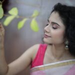 Namita Krishnamurthy Instagram - In bloom. 🌻 Saree: @vrikshaadesigns Earrings: @pradejewels Blouse: @prabhavofficial Styled by: @style.with.kr MUA: @makeupby_kiruthiga Hair: @hairstylist_rajee Location: @antispot.chennai Photography: @arul_anandphotography #saree #ethnicwear #earringsofinstagram #browngirlmagic #portrait #prettyinpink Chennai, India
