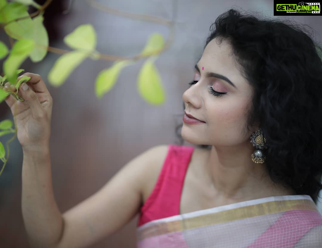 Namita Krishnamurthy Instagram - In bloom. 🌻 Saree: @vrikshaadesigns Earrings: @pradejewels Blouse: @prabhavofficial Styled by: @style.with.kr MUA: @makeupby_kiruthiga Hair: @hairstylist_rajee Location: @antispot.chennai Photography: @arul_anandphotography #saree #ethnicwear #earringsofinstagram #browngirlmagic #portrait #prettyinpink Chennai, India
