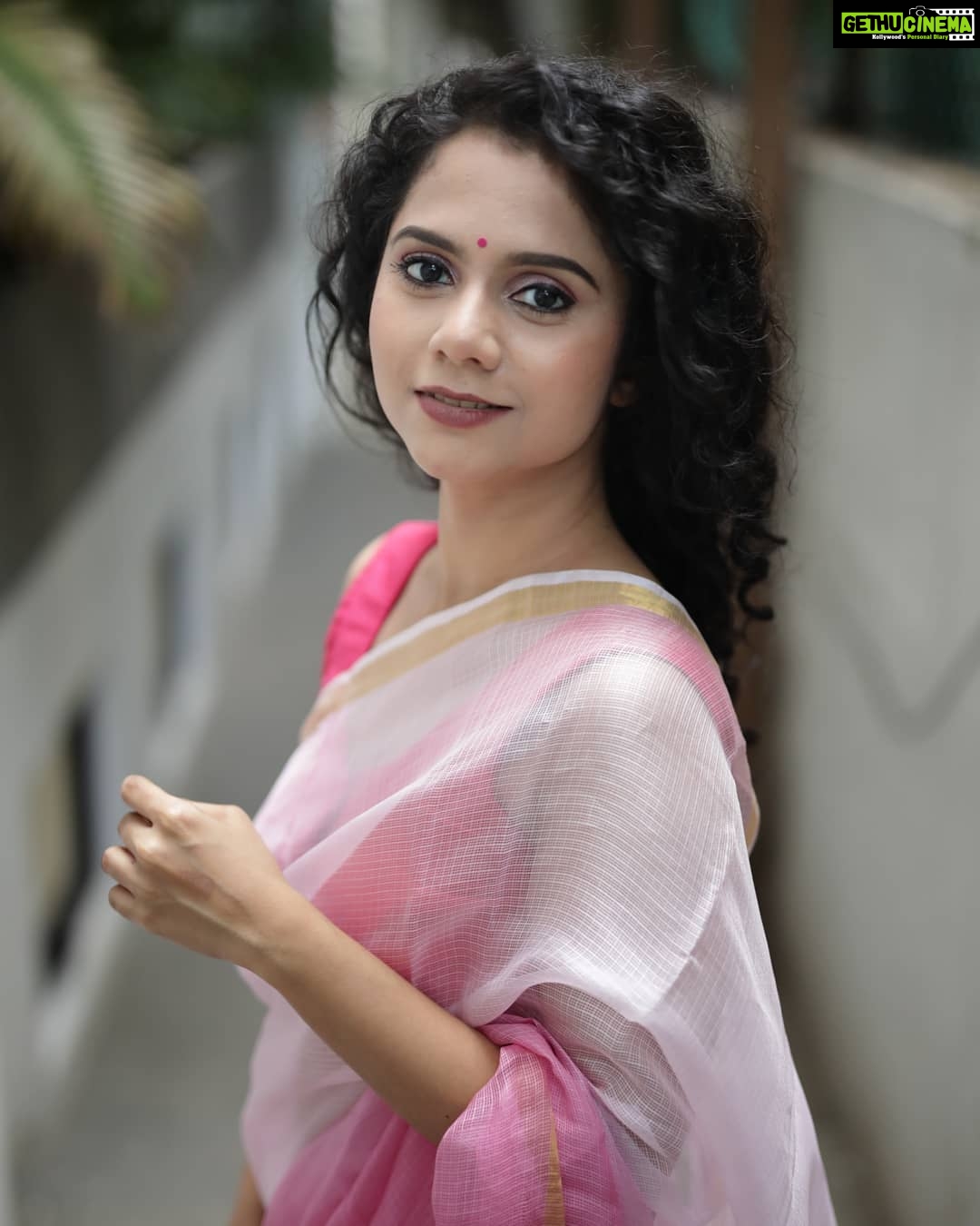 Namita Krishnamurthy Instagram - In bloom ๐ผ Saree: @vrikshaadesigns Blouse: @prabhavofficial Styled by: @style.with.kr Location: @antispot.chennai Photography: @arul_anandphotography MUA: @makeupby_kiruthiga Hair: @hairstylist_rajee #sareenotsorry #ethnicchic #portraitphotography #saree #curlyhairdontcare #pinkaesthetic #browngirlmagic Anna Nagar