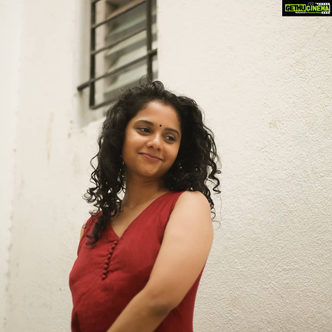 Namita Krishnamurthy Instagram - I'm just a girl, standing in front of a camera, anxiously praying she doesn't look like a fool. @kanmaniphotography π #curlyhair #desigirl #portrait #browngirlmagic #blush #quarantinephotoshoot #ethnic Chennai, India
