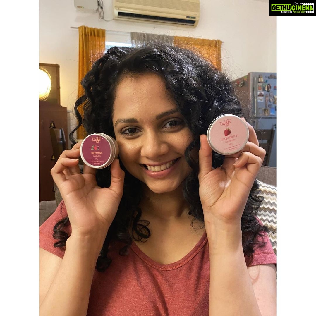 Namita Krishnamurthy Instagram - Pouting too often because of @deyga_organics 😅😅 Yep, the way this strawberry lipscrub sheds off my tanned lips & the instant moisture that a single application of this BEETROOT LIPBALM gives me is damn goooooooooood. Love @deyga_organics ❤️ #namitakrishnamurthy #happy #smile #trend #triples #novemberstory #tamilwebseries #lipcare #choosepurechoosedeyga Chennai, India
