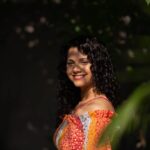 Namita Krishnamurthy Instagram – What emoji for this pic?
🌻🌞🦋 

Beautiful capture by @madras_ponnu 📸

#portrait #namitakrishnamurthy #goldenhour