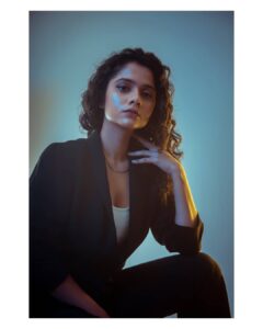 Namita Krishnamurthy Instagram - You talkin' to me?

Photography: @suraj_desur_photography
Stylist: @devikaspradip
MUA: @ayshwarya_raj 

#saturdaynightfever #retrovibes
#portrait #curlygirl