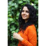 Namita Krishnamurthy Instagram - Like a storm in the desert. ☀️ MUA: @makeoverbynandha Photographer: @v13photography_ Outfit: @izhaiindia Earrings: @voylla #curlyhair #portrait #photoshoot #indianclothing #indiangirl #ethnicwear #earringsoftheday #headshot