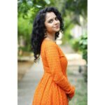 Namita Krishnamurthy Instagram - Like a storm in the desert. ☀️ MUA: @makeoverbynandha Photographer: @v13photography_ Outfit: @izhaiindia Earrings: @voylla #curlyhair #portrait #photoshoot #indianclothing #indiangirl #ethnicwear #earringsoftheday #headshot