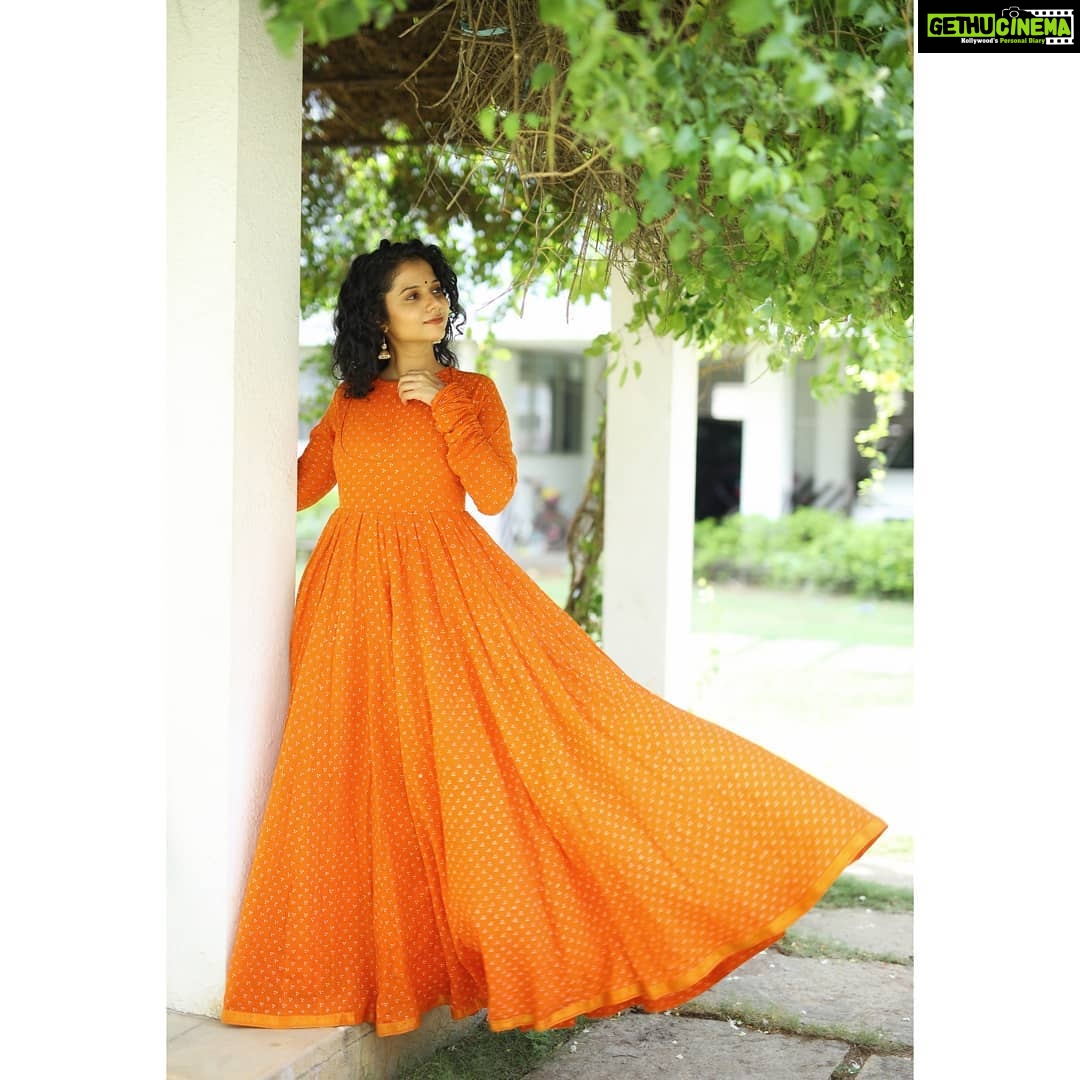 Namita Krishnamurthy Instagram - Like the mountains in springtime. 🌼 MUA: @makeoverbynandha Outfit: @izhaiindia Jewelry: @voylla Photography: @v13photography_ #indiansummer #ethnicwear #indianclothing #ootd #anarkalidress #curlyhair #naturalmakeup #mood #browngirlmagic #traditionalindian