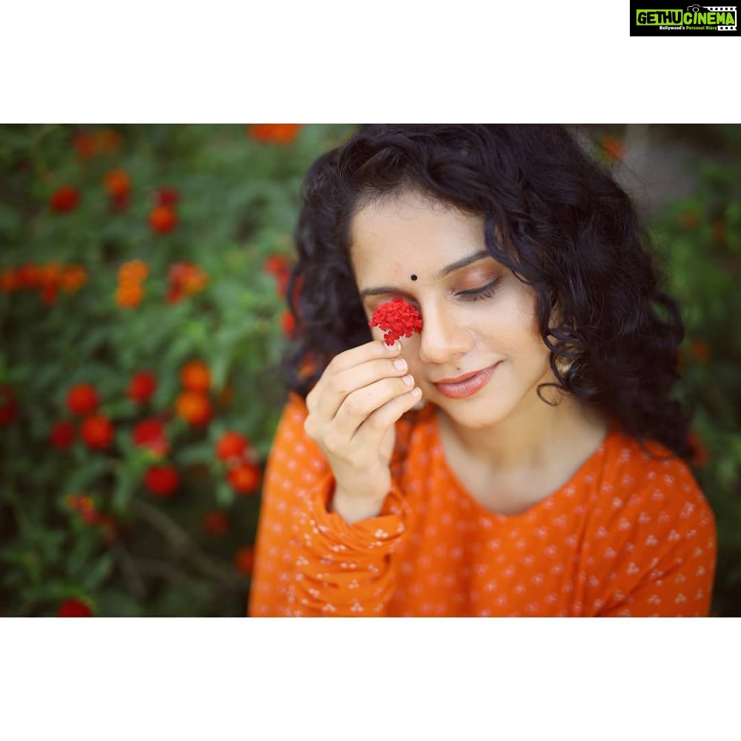 Namita Krishnamurthy Instagram - Like a night in the forest. 🍁 MUA: @makeoverbynandha Outfit: @izhaiindia Jewelry: @voylla Photography: @v13photography_ #curlyhair #ethnicwear #photoshoot #portrait #headshot #naturalmakeup #ootd #indiansummer #indianclothing