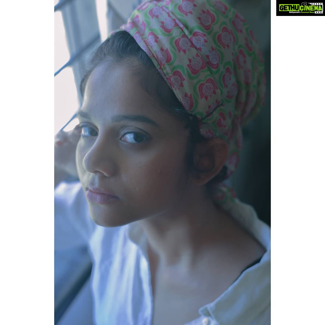 Namita Krishnamurthy Instagram - she was fire and ice and pebbles and stuff basically very cool not like other girls pick her cus she's like different rupi kaur said so - rupi kaur 🌿✨🌼 #portrait #headscarf #moodygrams #nomakeupmakeup #quarantineshoot #actor #aesthetic #linen @kanmaniphotography 💜