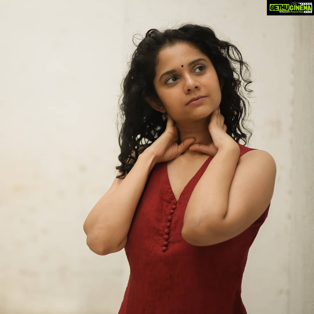 Namita Krishnamurthy Instagram - "The temple bell stops- but the sound keeps coming out of the flowers." - Matsuo Basho trans. Robert Bly (1644-94) @kanmaniphotography 🦋 #ethnic #curly #indiangirls #portrait #photoshoot #browngirlmagic #desigirl Chennai, India