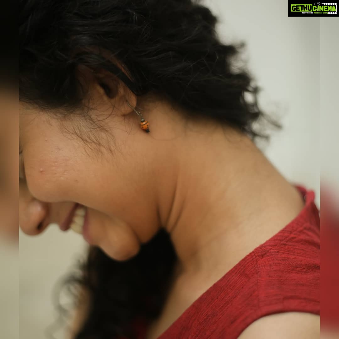 Namita Krishnamurthy Instagram - "The temple bell stops- but the sound keeps coming out of the flowers." - Matsuo Basho trans. Robert Bly (1644-94) @kanmaniphotography 🦋 #ethnic #curly #indiangirls #portrait #photoshoot #browngirlmagic #desigirl Chennai, India