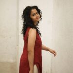 Namita Krishnamurthy Instagram - I'm just a girl, standing in front of a camera, anxiously praying she doesn't look like a fool. @kanmaniphotography 💃 #curlyhair #desigirl #portrait #browngirlmagic #blush #quarantinephotoshoot #ethnic Chennai, India