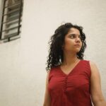Namita Krishnamurthy Instagram - I'm just a girl, standing in front of a camera, anxiously praying she doesn't look like a fool. @kanmaniphotography 💃 #curlyhair #desigirl #portrait #browngirlmagic #blush #quarantinephotoshoot #ethnic Chennai, India