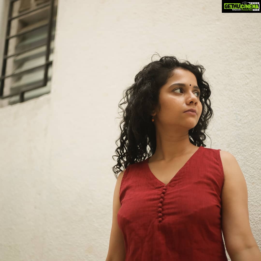 Namita Krishnamurthy Instagram - I'm just a girl, standing in front of a camera, anxiously praying she doesn't look like a fool. @kanmaniphotography π #curlyhair #desigirl #portrait #browngirlmagic #blush #quarantinephotoshoot #ethnic Chennai, India