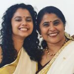 Namita Krishnamurthy Instagram - It was the best of times. It was the worst of times. Happy onam with home away from home. #happyonam #kerala #curlyhair #browngirlmagic Adyar, Indira Nagar