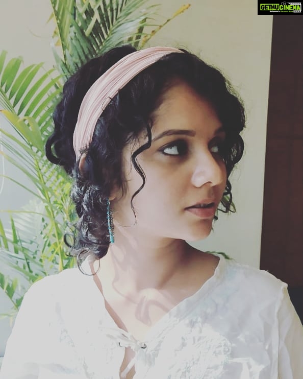Namita Krishnamurthy Instagram - A moment of interpellation. Thanks to @shalinivijayakumar_ for her photography sorcery and @craygee90 for her supercool phone. #fakecandid #curlyhair #curly #curlyhairstyles #portrait #curlynaturalhair #bohemian #bohochic #browngirlmagic #cutegirls #poser #curlygirlmethod #artistlife #actor Delhi, India
