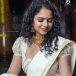 Namita Krishnamurthy Instagram - It’s almost Onam. 🌼✨ MUA: @makeupandhairbyrehana Photography: @foxglovestudioofficial Outfit: @studio_l_by_lini Jewellery: @jjjewellerymart Decor: @event_twitters Location: @kadalkitchen_tnagar Concept: @makeoverbyimti #onam #onamlook #namitakrishnamurthy #ethnicwear #traditional #mallugram #curlyhair