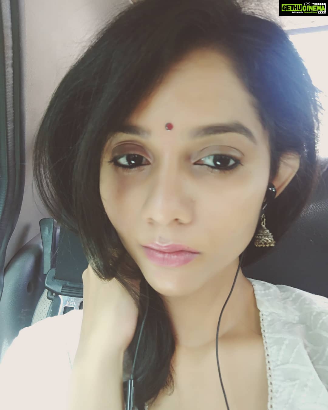 Namita Krishnamurthy Instagram - Poker straight, poker face. Thought this feed needed some #basicbitch spam. π» #selfie #desi #desigirl #bindi #facesofindia #browngirlmagic #straighthair #lookoftheday #basic #restingbitchface #latergram #jimikkikammal #mallugirl #nomakeupmakeup #eyebrowsonfleek #cutegirls Chennai, India