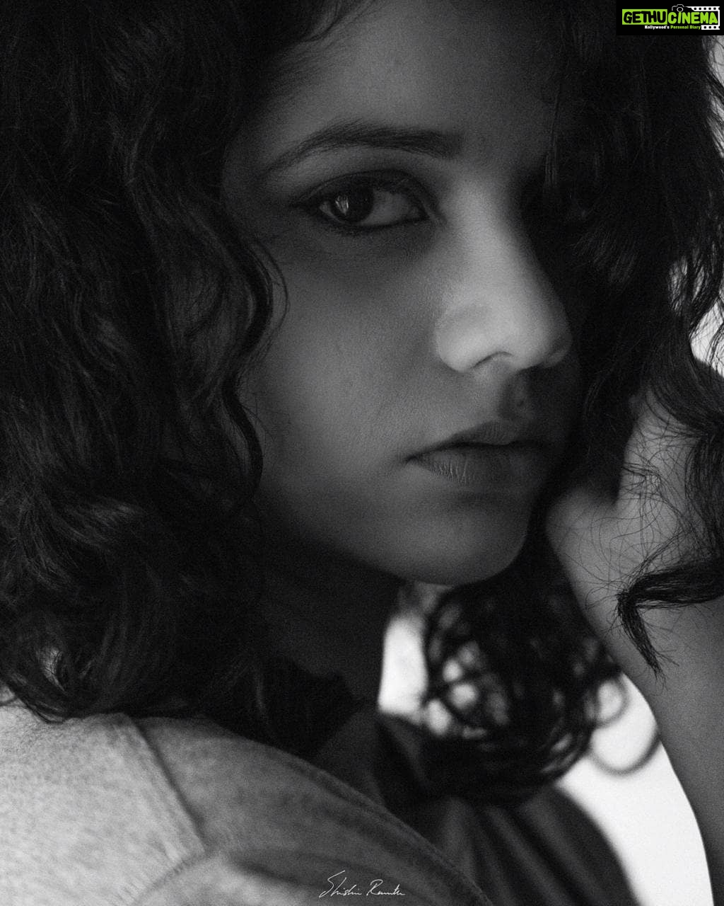 Namita Krishnamurthy Instagram - I got you by the short and curlies. Captured by: @shishir.ramnath Assist: @say_two H&MU by yours truly. #curlyhair #portrait #blackandwhite #photography #portraitphotography #actorheadshots #indiangirls #firsttimemodel #cutegirls #curlynaturalhair #chennaimodel #retro #natural #curlycurls #facesofindia