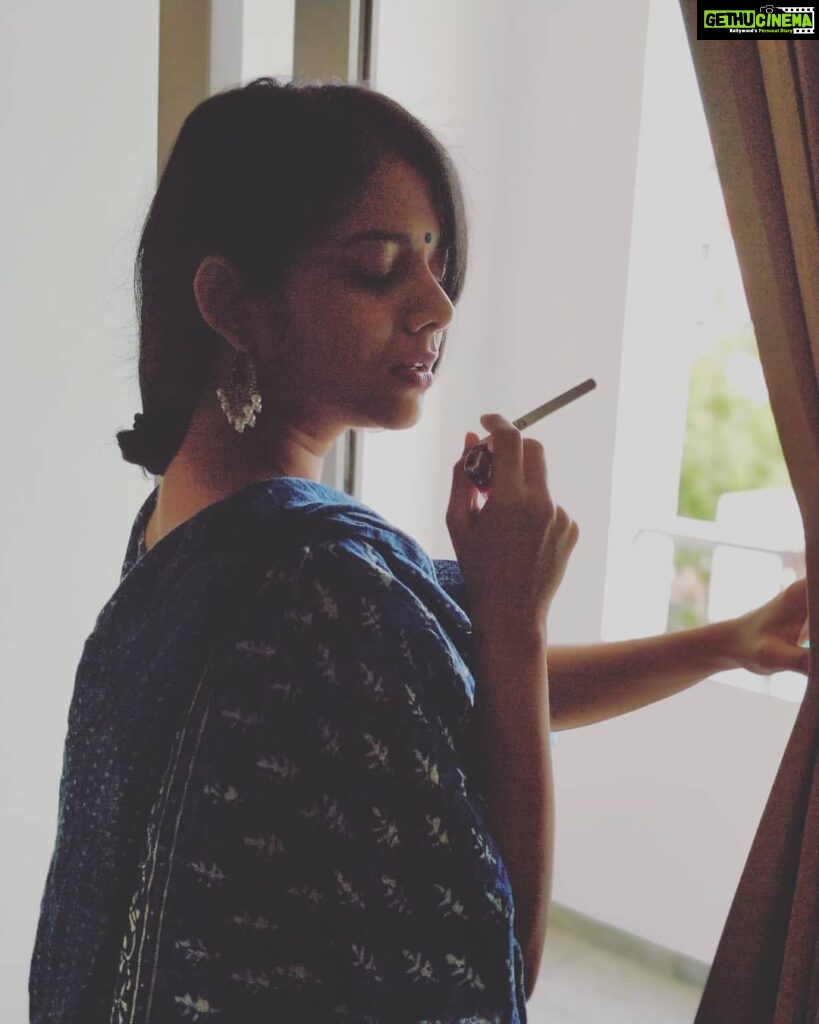 Namita Krishnamurthy Instagram - A showcase of my doomed femininity. #vintage #ethnic #indianwedding #poser #fakecandid #jhumkas #indigo #desigirl #grainy #portrait #ootd #girlswhosmoke #indianethnicwear #earrings #actor #artistlife Tiruchchirappalli