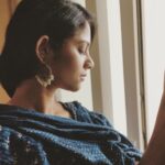 Namita Krishnamurthy Instagram - A showcase of my doomed femininity. #vintage #ethnic #indianwedding #poser #fakecandid #jhumkas #indigo #desigirl #grainy #portrait #ootd #girlswhosmoke #indianethnicwear #earrings #actor #artistlife Tiruchchirappalli