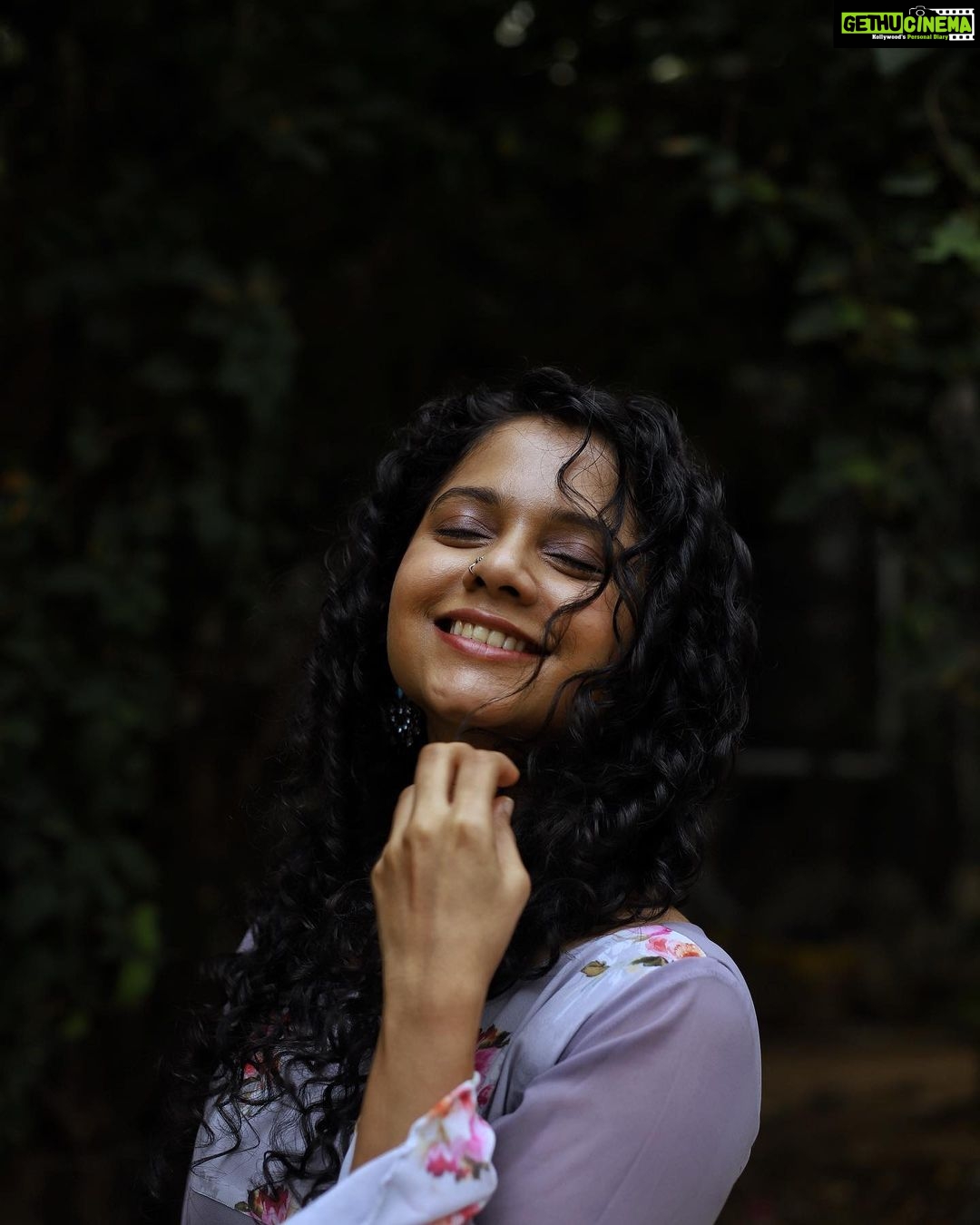 Namita Krishnamurthy Instagram - Feeling the stupid little breeze for my stupid little mental health βοΈπ Outfit: @studio_l_by_lini πΈ: @sat_narain #curlyhair #portrait #browngirlmagic #feels Besant Nagar, Tamil Nadu, India