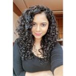 Namita Krishnamurthy Instagram – So I got over 500 shares on this story and I guess it needed a place on my feed! 😂 This is Day 2 hair. Cowashed using my favourite @curlsmith_official and styled with @sheamoisture curling milk and @giovannicosmetics LA Strong Hold Gel. Diffused on cold setting.

#curlyhair #curly #namitakrishnamurthy #shootstories Hyatt Regency Chennai