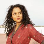 Namita Krishnamurthy Instagram - A love letter to my hair. 🌼 Product deets for curly girls: Shampoo and Conditioner: @arata.in Leave in conditioner: @sheamoisture Coconut and Hibiscus Curl and Shine Milk Gel: A combination of @giovannicosmetics Eco Chic LA Natural Styling Gel + @letscurlupdotcom Ultra Defining Hair Gel Air dried and scrunched out using @righteousrootsoils RX Oil Photographer: @kanmaniphotography Outfit: @studio_l_by_lini MUA: @athmi_makeupstories #curlyhair #curlygirlmethod #happyonam #namitakrishnamurthy Chennai, India