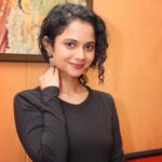 Namita Krishnamurthy Instagram - Moments from #Fall press meet! Have you watched the first few episodes on @disneyplushotstartamil yet? Let me know your thoughts on this nail biting thriller. 😇 📸 @naveenphotography80 @ramaswamysiddharth @yours_anjali @santhoshprathapoffl @spbcharan @sastika_rajendran @soniaaggarwal1 @poornimabhagyaraj @ajesh_ashok @rajmohanofficial @banijayasia @circleboxofficial @rajnarayanan1 #fallonhotstar #hotstarspecials #tamilwebseries #tamilactress #namitakrishnamurthy #indianwebseries LV Prasad Studio