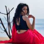Namita Krishnamurthy Instagram - Make of yourself a light. ✨ 📸: @pariaarclicks MUA and Styling: @shree_bhuvana_mua #namitakrishnamurthy #ethnicwear #photoshoot #portraits #collabshoot #indianactress #indianwear #saree Chennai, India
