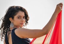 Namita Krishnamurthy Instagram - Make of yourself a light. ✨ 📸: @pariaarclicks MUA and Styling: @shree_bhuvana_mua #namitakrishnamurthy #beach #portrait #photoshoot #ethnicwear #indianwear #pariaarclicks #pariaarphotography #chennaiphotographer #sunkissed #celebrityphotographer #collabshoot
