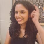 Namita Krishnamurthy Instagram - 10 points if you can guess what I’m drinking? Wrong answers only. 👻 @nithin.ram #blur #gulugulu #curlygirl #weekendvibes Amethyst