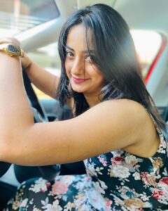 Namitha Pramod Instagram - Hello curves, stretch marks, wrinkles  and ingrown hair ❤️🙈
#slayallday