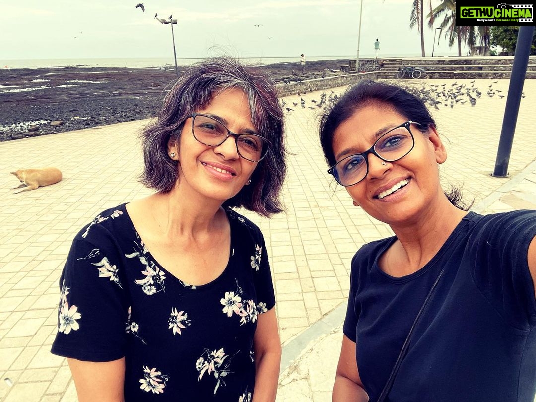 Nandita Das Instagram - Bachpan ke dost! Fathers were friends and so we met. But over the years, we have grown to be like sisters! Happy to have you back in Bandra, even it’s for a bit. But pains me to see this every time I walk on the promenade - the plastic chocking our soil and sea. Sadly we just don’t care. Carter Road