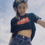 Narelle Kheng Instagram - & it went like~ 🌞 to 💧to 🌧️ in 10 mins ANNND that’s how you know it’s beginning to look a lot like Christmas (SG edition) 🎄🎁🎊 happy holidays one and all! @KENZO #KENZOSG #KENZO #KENZONIGO #KENZOHOLIDAY