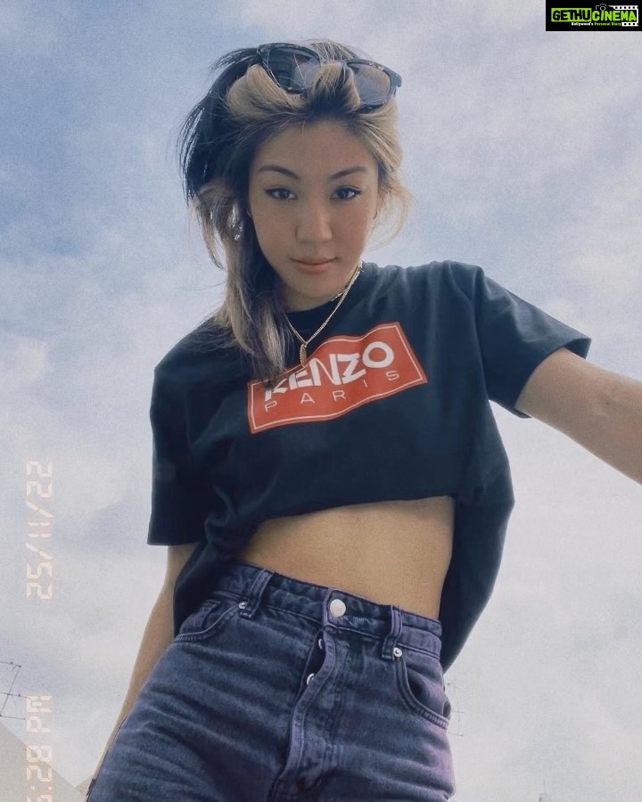 Narelle Kheng Instagram - & it went like~ 🌞 to 💧to 🌧️ in 10 mins ANNND that’s how you know it’s beginning to look a lot like Christmas (SG edition) 🎄🎁🎊 happy holidays one and all! @KENZO #KENZOSG #KENZO #KENZONIGO #KENZOHOLIDAY