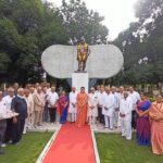 Navaneet Kaur Instagram - श्री शिवाजी शिक्षण संस्था अमरावती द्वारा आयोजित दसरा निमित्त सोने अर्पण समारंभ मध्ये उपस्थिती दर्शवली व सर्वांना दसऱ्याच्या शुभेच्छा दिल्या व जेष्ठांचे आशीर्वाद घेतले