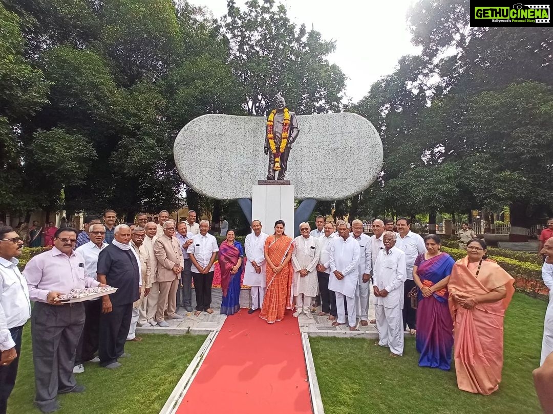 Navaneet Kaur Instagram - श्री शिवाजी शिक्षण संस्था अमरावती द्वारा आयोजित दसरा निमित्त सोने अर्पण समारंभ मध्ये उपस्थिती दर्शवली व सर्वांना दसऱ्याच्या शुभेच्छा दिल्या व जेष्ठांचे आशीर्वाद घेतले