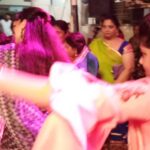 Navaneet Kaur Instagram - कालाराम मंदिर गरबा उत्सव में माता राणी के दर्शन किये और दांडिया प्रेमियोको शुभकामना दी तथा महिलाओं के साथ रास गरबा खेल कर आनंद लिया।